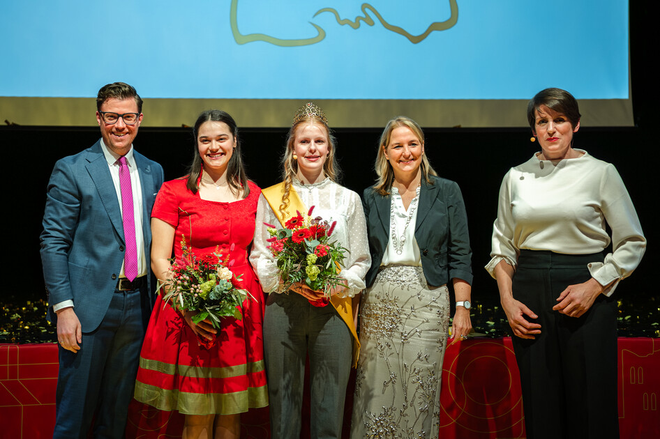 Herzliche Glückwünsche an die neue Erdbeerkönigin Martha Spraul (Mitte) überbrachten Oberbürgermeister Gregor Bühler, ihre Vorgängerin Magdalena Ziegler, Ministerialdirektorin Isabel Kling sowie Moderatorin Anne Körkel (von links). 