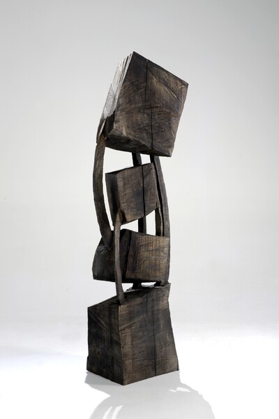 Armin Göhringer, ohne Titel, Holz geschwärzt, Höhe 176 cm, aus dem Jahr 2015