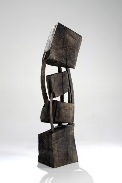 Armin Göhringer, ohne Titel, Holz geschwärzt, Höhe 176 cm, aus dem Jahr 2015 Armin Göhringer, ohne Titel, Holz geschwärzt, Höhe 176 cm, aus dem Jahr 2015