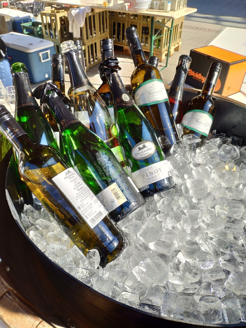 Auf dem Marktplatz wird mit einem Aperitif gestartet Auf dem Marktplatz wird mit einem Aperitif gestartet